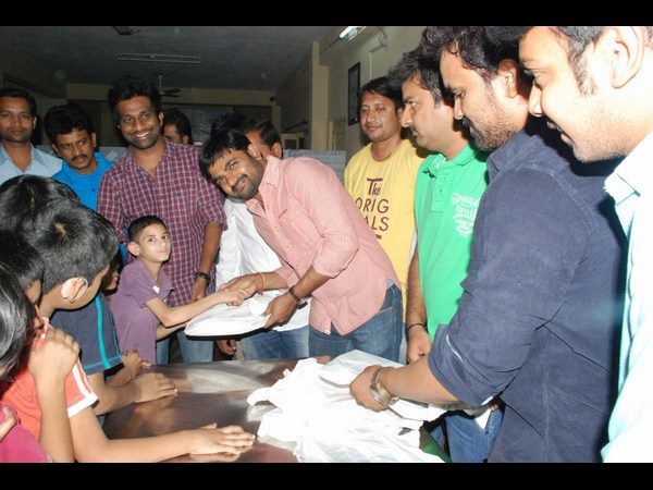 పుస్తకాలు, పెన్నుల పంపిణీ