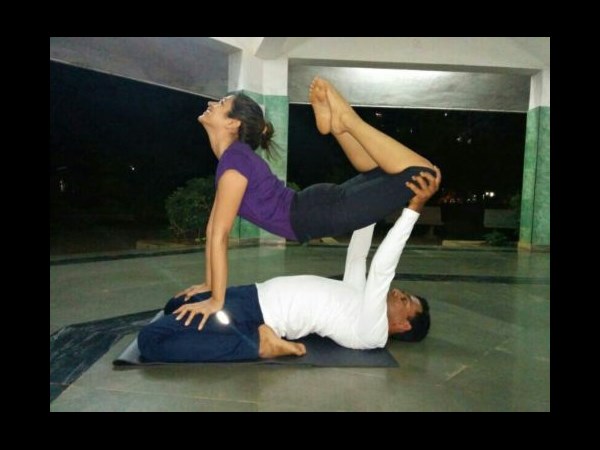 శ్రద్ధా దాస్ యోగా భంగిమ