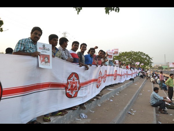 అన్నయ్యలాగే పార్టీని విలీనం చేస్తారేమోనని...