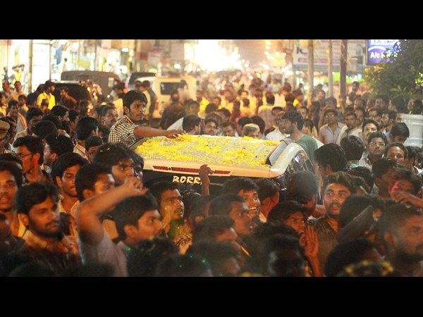 దండలతో...