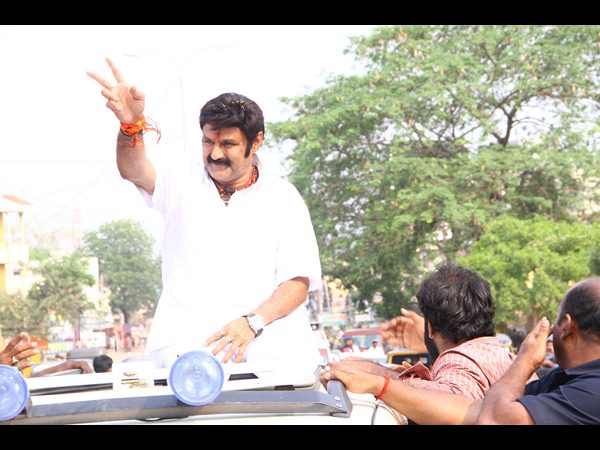 బాలయ్య అభివాదం