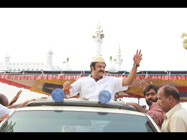 దర్గా బయట