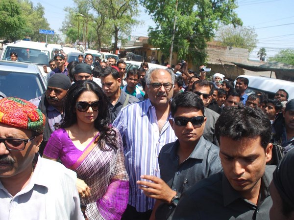 భర్తతో పాటు ప్రచారంలో...