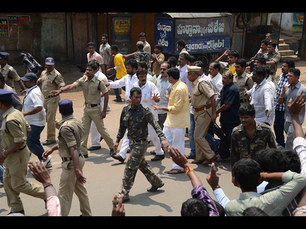 భారీ బందోబస్తు మధ్య