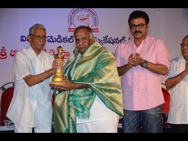 జ్ఞాపిక అందుకుంటున్న దృశ్యం