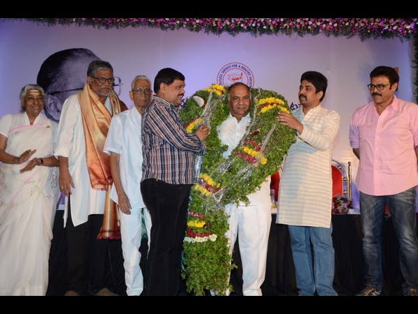 గజమాలతో సత్కారం