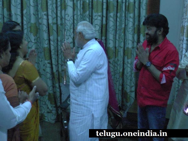 ధన్యవాదాలు చెబుతున్న మోడీ