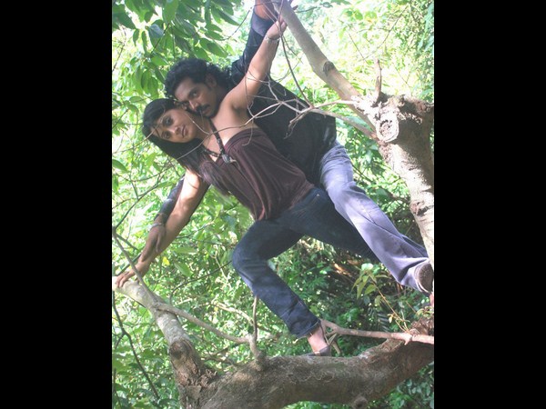 పోస్టర్లు హాట్‌గా 