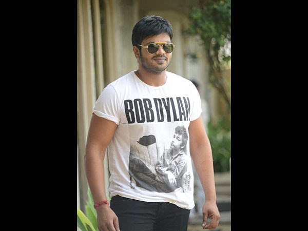 నా బెండు తీస్తున్నాడు