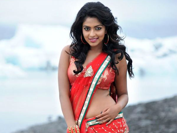 ఎరుపు చీరలో అమలా పాల్