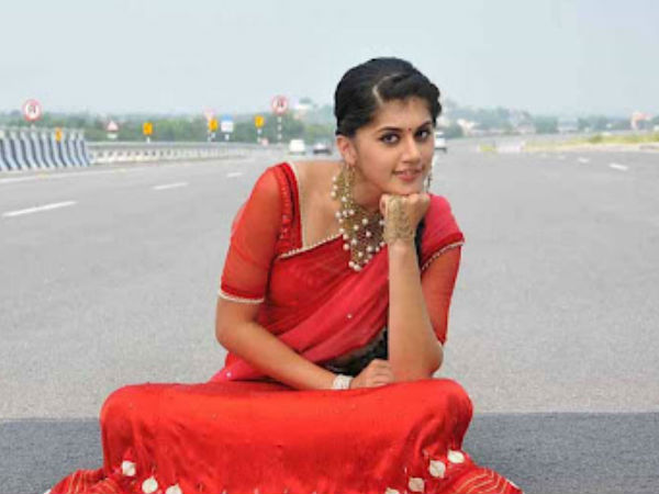 ఎరుపు చీరలో తాప్సీ