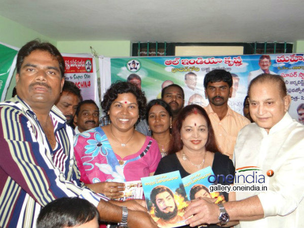 కృష్ణ దంపతులకు పూలమాలతో...