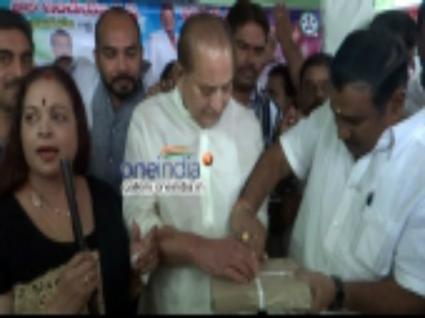 కేక్ కట్ చేస్తూ...