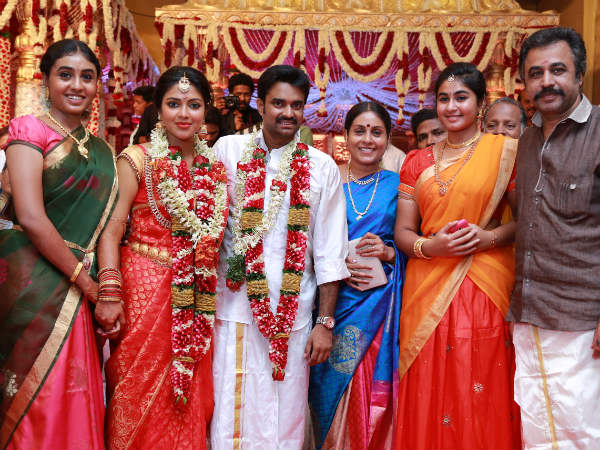 అతిథులతో కలిసికెమెరాకు ఫోజులు