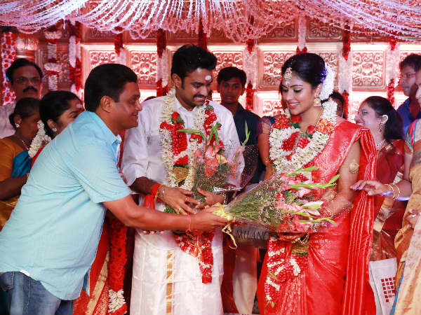 పుష్పగుచ్చం ఇస్తూ..