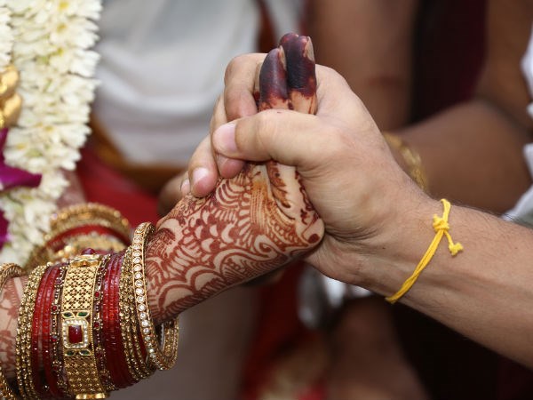 చేయి చేయి కలిపి...