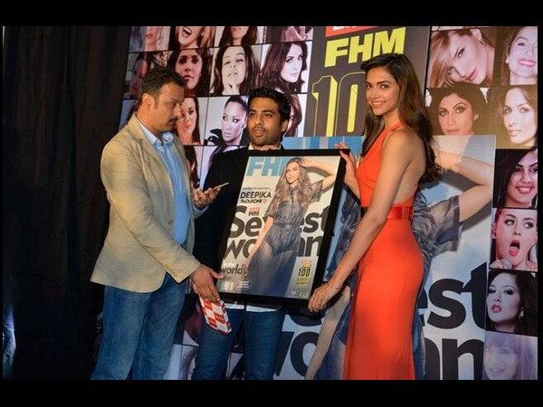 న్యూ ఎడిషన్ ఆవిష్కరిస్తున్న దీపిక