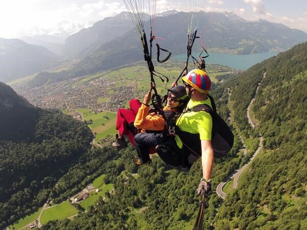 పారాగ్లైడింగ్ చేస్తున్న పూజా