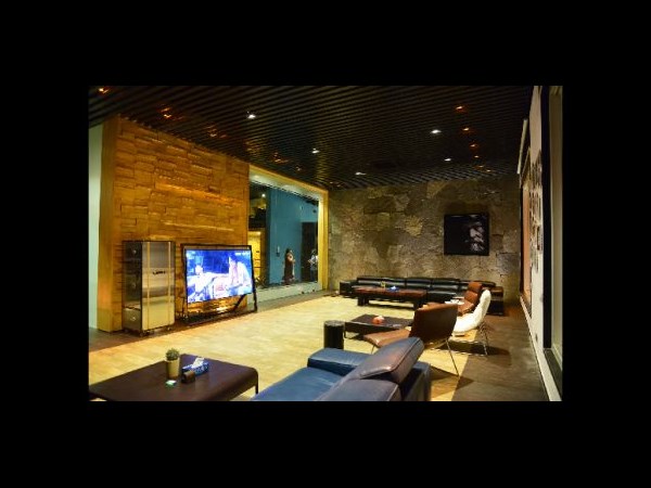 ఆఫీసు, ఇల్లు, బార్, థియేటర్