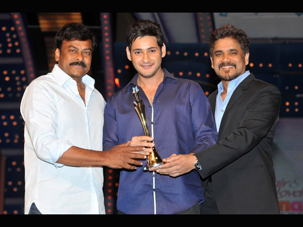 మహేష్ బాబుకు అవార్డు ఇస్తూ...