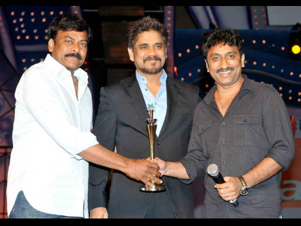 శ్రీను వైట్లకు అవార్డు ఇస్తూ...