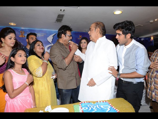 వెంకటేష్‌కి కేక్...