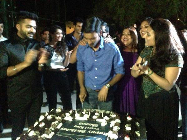 కేక్ కట్ చేస్తున్న 