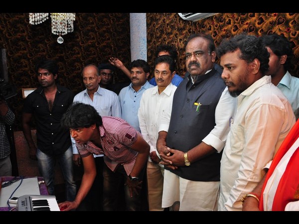 గులాబీ దళపతి పాటలు..