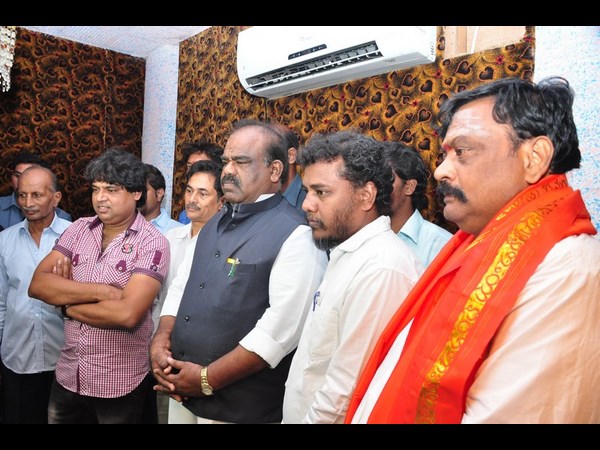 గులాబీ దళపతి పాటలు...