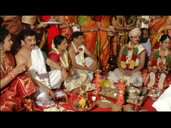 సంప్రదాయ బద్దంగా...