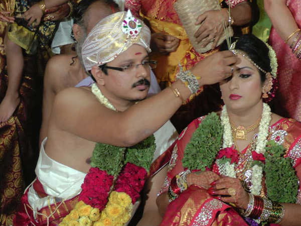 నుదుట తిలకం దిద్దుతూ..