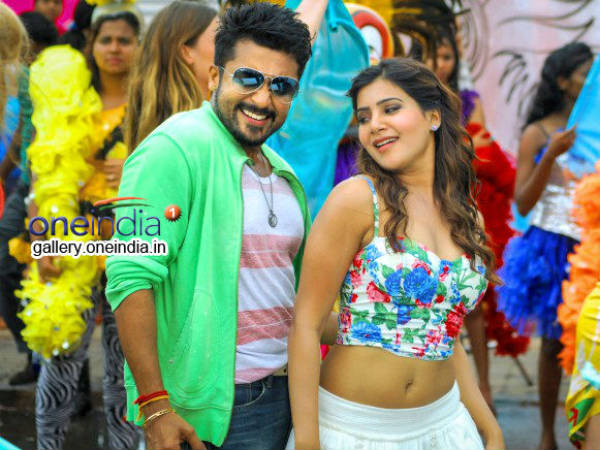 ఫ్లోరల్ డ్రెస్సులో...