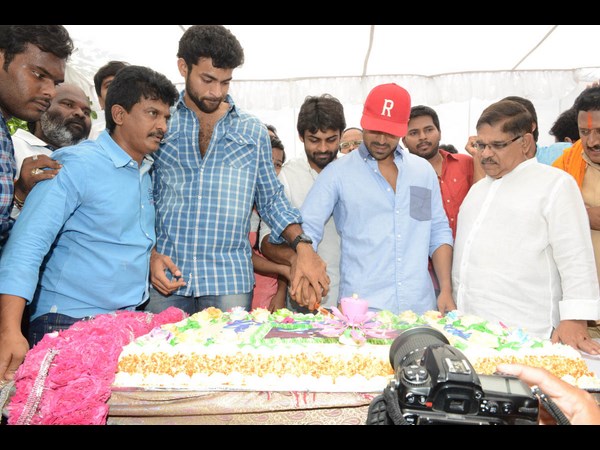 కేక్ కట్ చేస్తున్న దృశ్యం