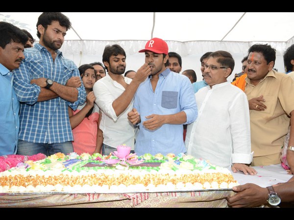 రామ్ చరణ్ కి కేక్