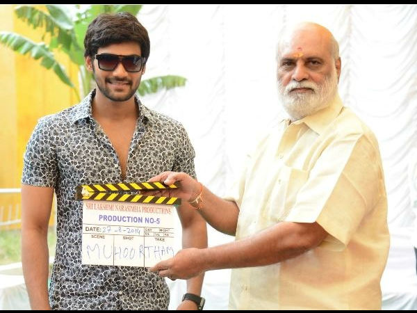 క్లాప్ కొడుతున్న రాఘవేంద్రరావు