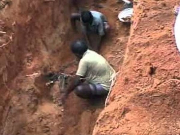 ఫోటోలో...రొనాల్డ్ మృతదేహం పాతిపెట్టన ప్రాంతం