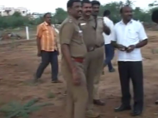 ఫోటోలో... పాతిపెట్టిన ప్రాంతంలో పోలీసులు