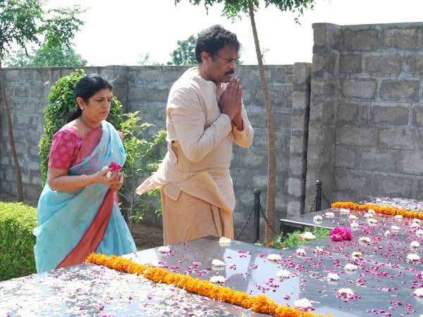 Megastar Chiranjeevi pays floral tribute Allu Ramalingaiah Ghat Megastar Chiranjeevi pays floral tribute Allu Ramalingaiah Ghat