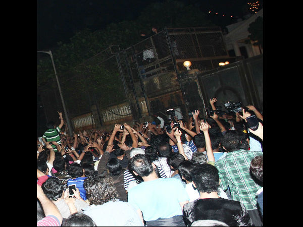 అభిమానులను కలిసిన షారుక్