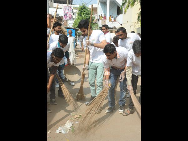 రోడ్లు ఊడుస్తున్న రామ్ 