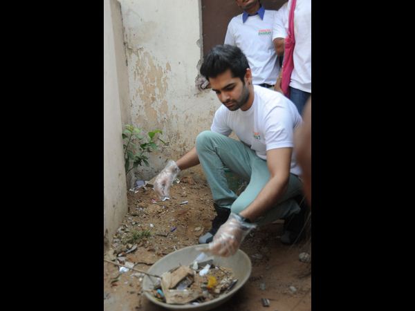 చెత్త ఎత్తుతూ...