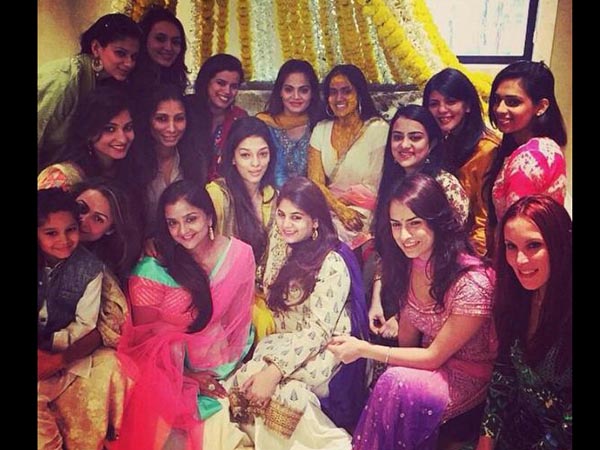 Shah Rukh Khan and Salman Khan bless Arpita Khan on her sangeet ceremony Shah Rukh Khan and Salman Khan bless Arpita Khan on her sangeet ceremony