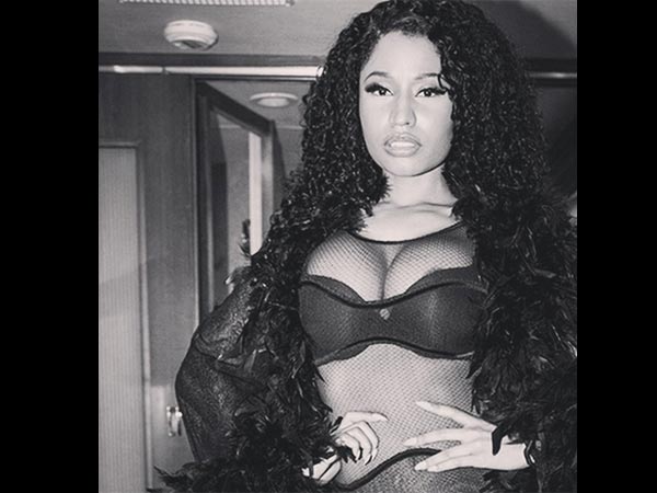 క్లవరేజ్ చూపుతూ...