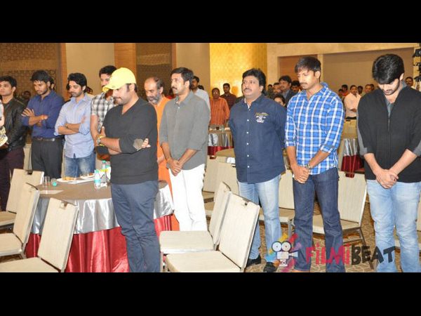 వెంకటేష్‌ జట్టు (నేవీ రంగు జెర్సీ) లో...