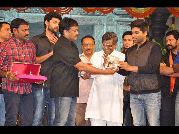 తొలి సీడీ అందుకున్న బన్నీ