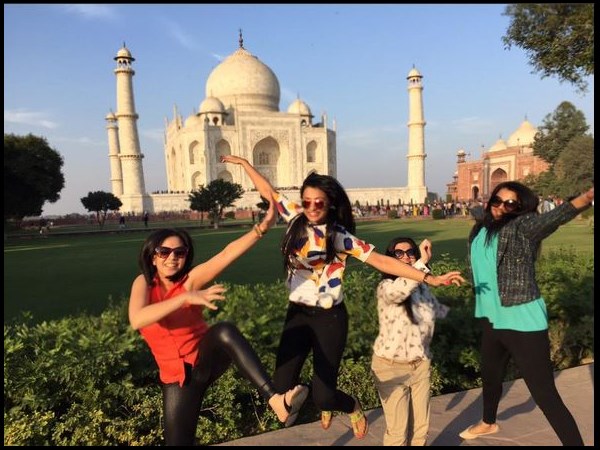 స్నేహితులతో ఖుషీగా