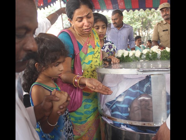 మిన్నంటిన రోదనలు