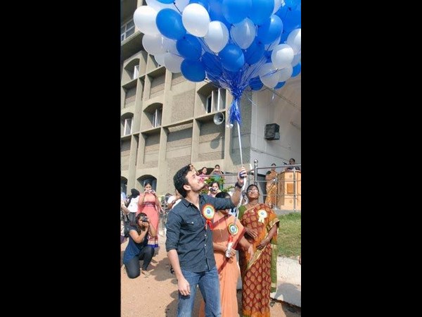 బెలూన్స్ ఎగరవేస్తూ..