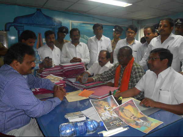 ఫిర్యాదు చేస్తున్న దృశ్యం