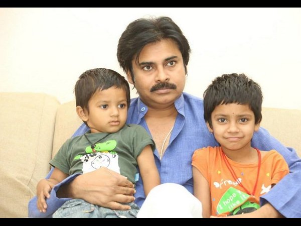 అభిమాని కుటుంబ సభ్యులతో